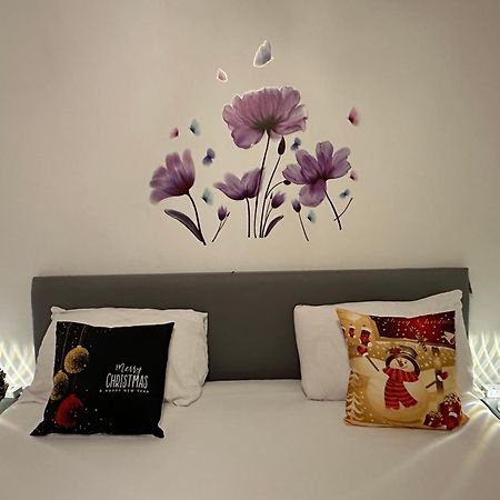 London 2 Bed 2 Bath Apartment Holiday Home - Free Parking - 3Min Walk To The Train Station - 19Min To London Liverpool Street 5Min To Victoria Line 1Gb Broadband Super Fast Internet Ground Floor 100S Of Shops Restaurants Bakeries 24-Hour Asda Superst Kültér fotó