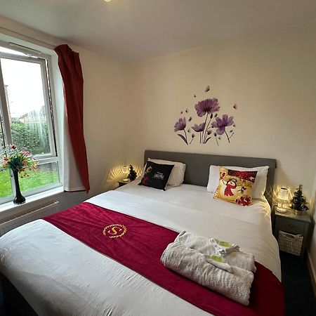 London 2 Bed 2 Bath Apartment Holiday Home - Free Parking - 3Min Walk To The Train Station - 19Min To London Liverpool Street 5Min To Victoria Line 1Gb Broadband Super Fast Internet Ground Floor 100S Of Shops Restaurants Bakeries 24-Hour Asda Superst Kültér fotó