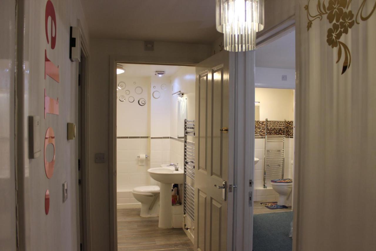 London 2 Bed 2 Bath Apartment Holiday Home - Free Parking - 3Min Walk To The Train Station - 19Min To London Liverpool Street 5Min To Victoria Line 1Gb Broadband Super Fast Internet Ground Floor 100S Of Shops Restaurants Bakeries 24-Hour Asda Superst Kültér fotó