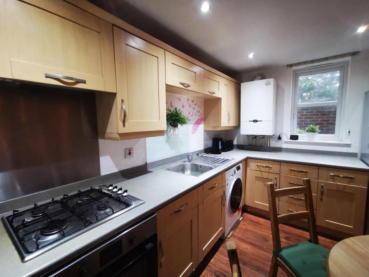 London 2 Bed 2 Bath Apartment Holiday Home - Free Parking - 3Min Walk To The Train Station - 19Min To London Liverpool Street 5Min To Victoria Line 1Gb Broadband Super Fast Internet Ground Floor 100S Of Shops Restaurants Bakeries 24-Hour Asda Superst Kültér fotó