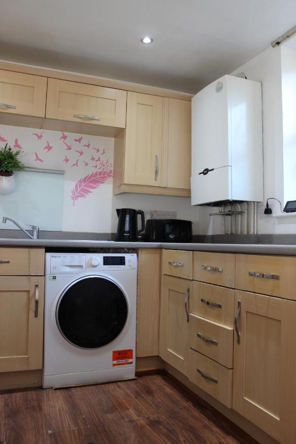 London 2 Bed 2 Bath Apartment Holiday Home - Free Parking - 3Min Walk To The Train Station - 19Min To London Liverpool Street 5Min To Victoria Line 1Gb Broadband Super Fast Internet Ground Floor 100S Of Shops Restaurants Bakeries 24-Hour Asda Superst Kültér fotó