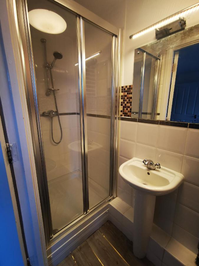 London 2 Bed 2 Bath Apartment Holiday Home - Free Parking - 3Min Walk To The Train Station - 19Min To London Liverpool Street 5Min To Victoria Line 1Gb Broadband Super Fast Internet Ground Floor 100S Of Shops Restaurants Bakeries 24-Hour Asda Superst Kültér fotó