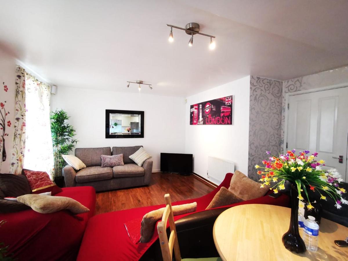 London 2 Bed 2 Bath Apartment Holiday Home - Free Parking - 3Min Walk To The Train Station - 19Min To London Liverpool Street 5Min To Victoria Line 1Gb Broadband Super Fast Internet Ground Floor 100S Of Shops Restaurants Bakeries 24-Hour Asda Superst Kültér fotó