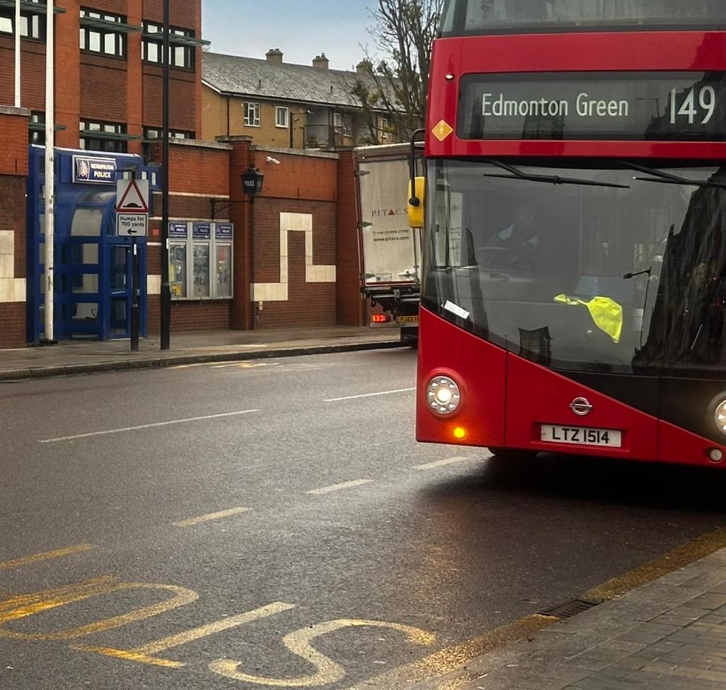London 2 Bed 2 Bath Apartment Holiday Home - Free Parking - 3Min Walk To The Train Station - 19Min To London Liverpool Street 5Min To Victoria Line 1Gb Broadband Super Fast Internet Ground Floor 100S Of Shops Restaurants Bakeries 24-Hour Asda Superst Kültér fotó