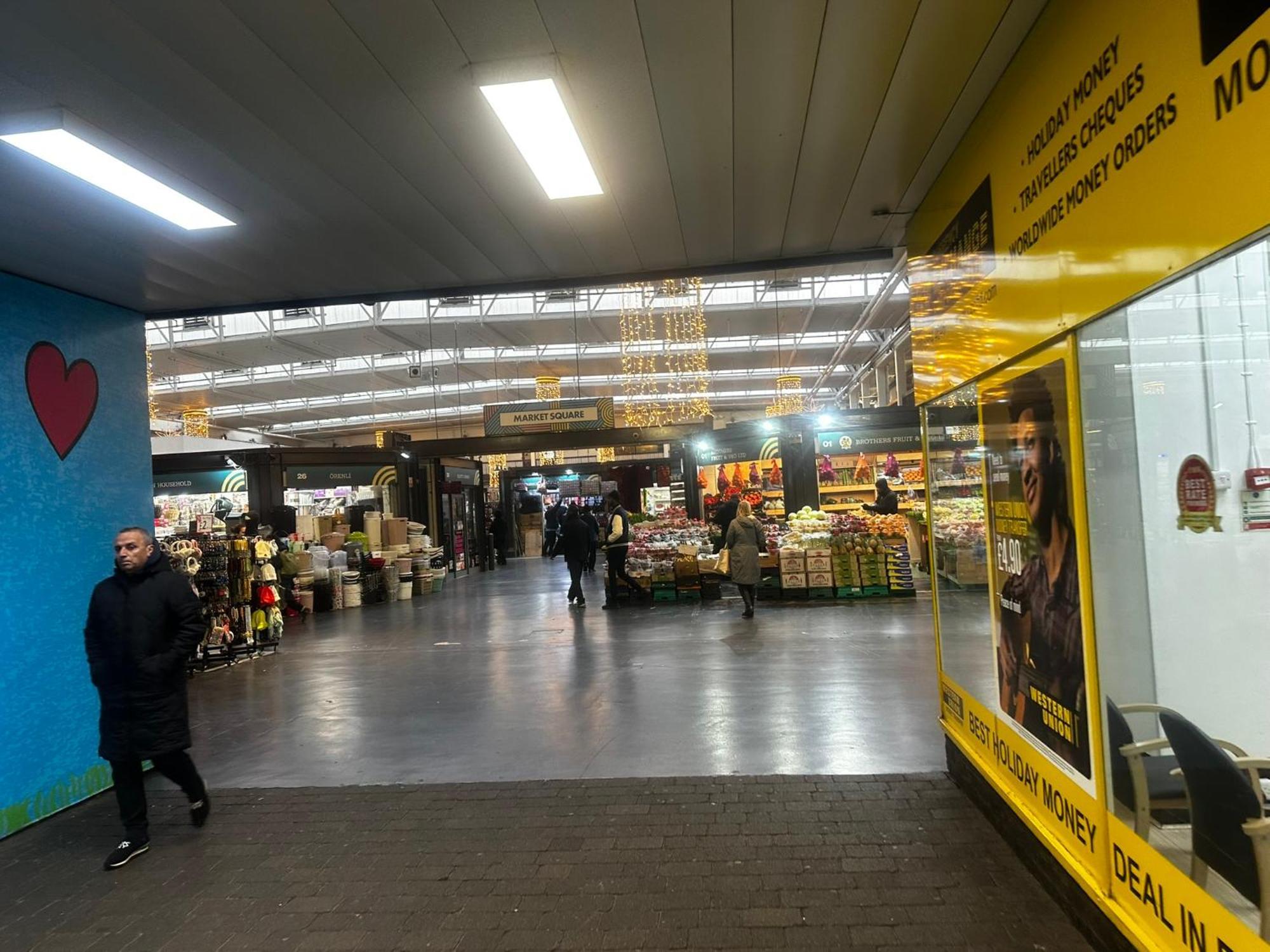 London 2 Bed 2 Bath Apartment Holiday Home - Free Parking - 3Min Walk To The Train Station - 19Min To London Liverpool Street 5Min To Victoria Line 1Gb Broadband Super Fast Internet Ground Floor 100S Of Shops Restaurants Bakeries 24-Hour Asda Superst Kültér fotó