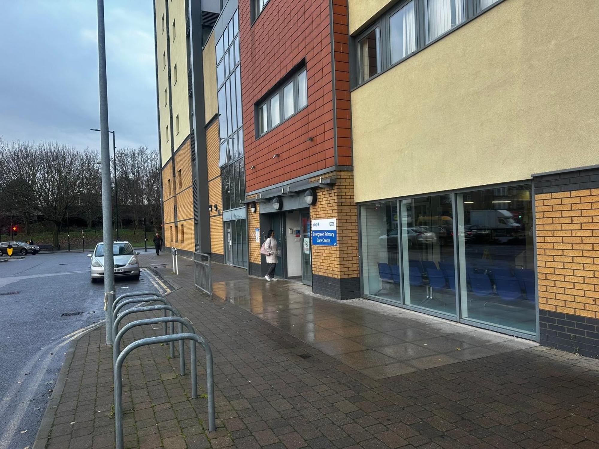 London 2 Bed 2 Bath Apartment Holiday Home - Free Parking - 3Min Walk To The Train Station - 19Min To London Liverpool Street 5Min To Victoria Line 1Gb Broadband Super Fast Internet Ground Floor 100S Of Shops Restaurants Bakeries 24-Hour Asda Superst Kültér fotó