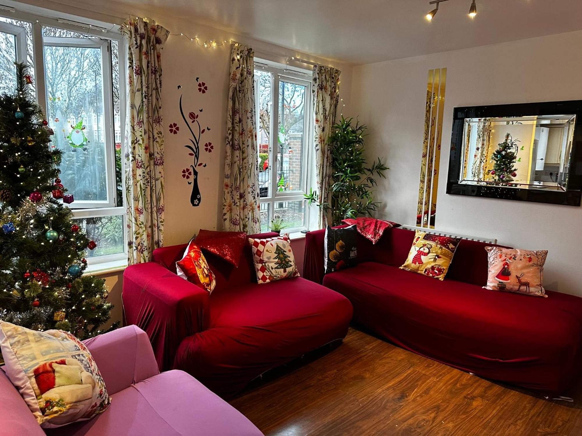 London 2 Bed 2 Bath Apartment Holiday Home - Free Parking - 3Min Walk To The Train Station - 19Min To London Liverpool Street 5Min To Victoria Line 1Gb Broadband Super Fast Internet Ground Floor 100S Of Shops Restaurants Bakeries 24-Hour Asda Superst Kültér fotó