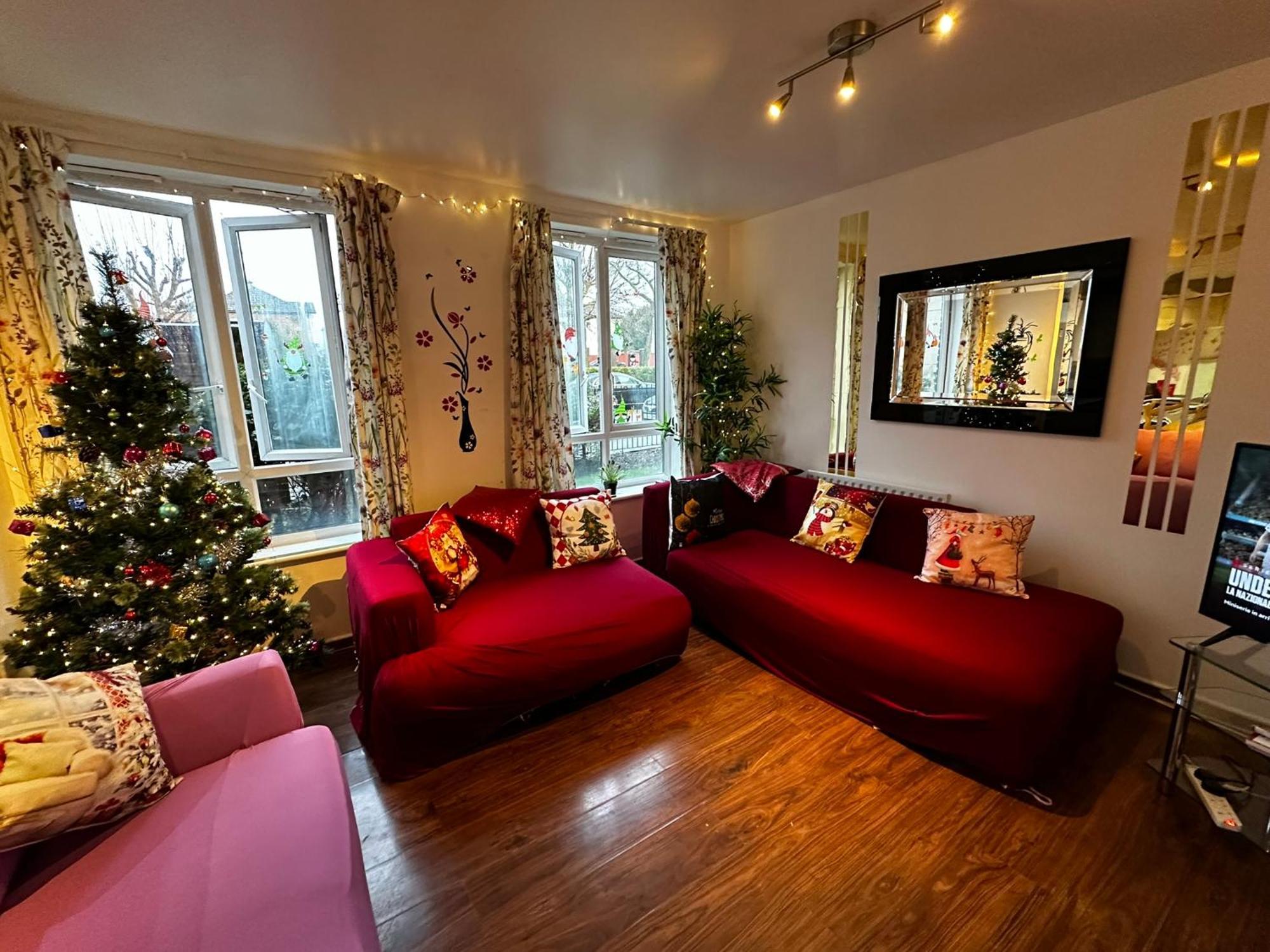 London 2 Bed 2 Bath Apartment Holiday Home - Free Parking - 3Min Walk To The Train Station - 19Min To London Liverpool Street 5Min To Victoria Line 1Gb Broadband Super Fast Internet Ground Floor 100S Of Shops Restaurants Bakeries 24-Hour Asda Superst Kültér fotó