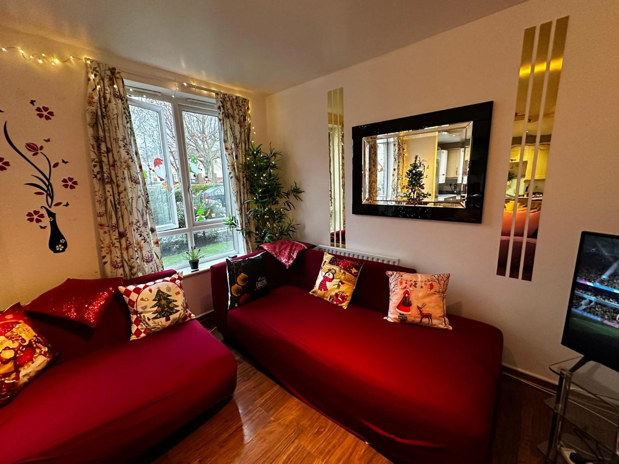 London 2 Bed 2 Bath Apartment Holiday Home - Free Parking - 3Min Walk To The Train Station - 19Min To London Liverpool Street 5Min To Victoria Line 1Gb Broadband Super Fast Internet Ground Floor 100S Of Shops Restaurants Bakeries 24-Hour Asda Superst Kültér fotó