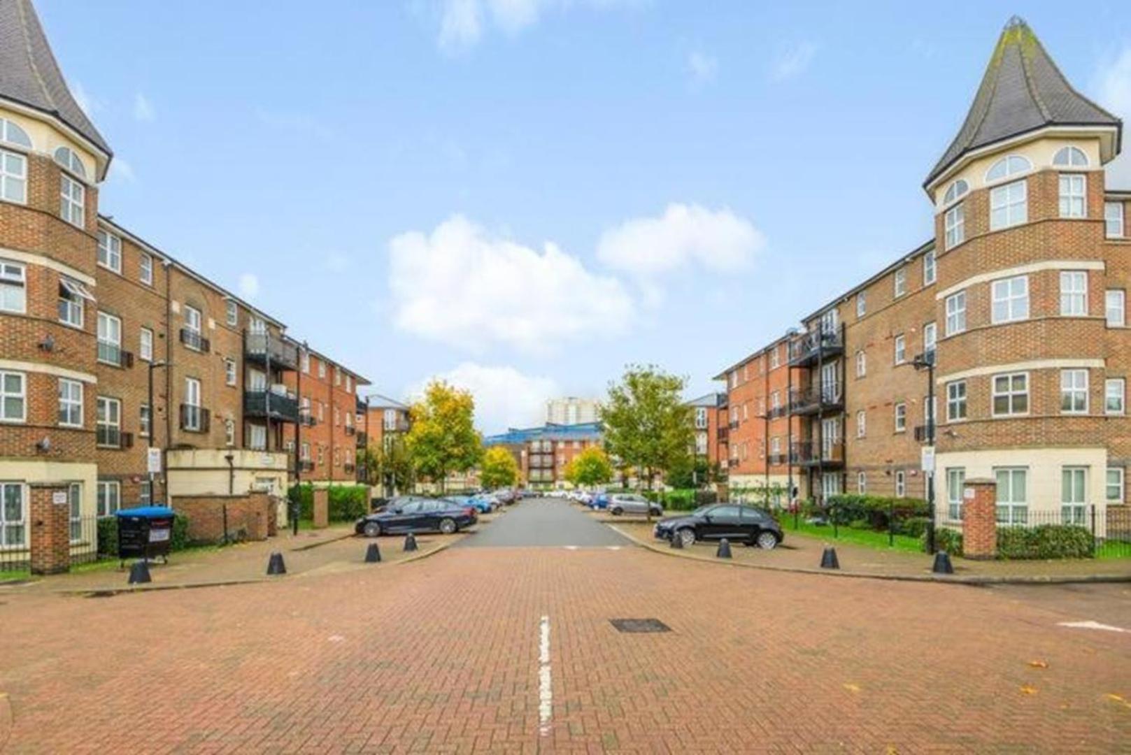 London 2 Bed 2 Bath Apartment Holiday Home - Free Parking - 3Min Walk To The Train Station - 19Min To London Liverpool Street 5Min To Victoria Line 1Gb Broadband Super Fast Internet Ground Floor 100S Of Shops Restaurants Bakeries 24-Hour Asda Superst Kültér fotó