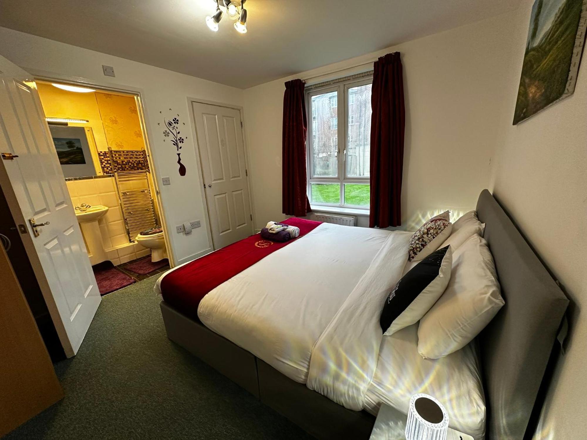 London 2 Bed 2 Bath Apartment Holiday Home - Free Parking - 3Min Walk To The Train Station - 19Min To London Liverpool Street 5Min To Victoria Line 1Gb Broadband Super Fast Internet Ground Floor 100S Of Shops Restaurants Bakeries 24-Hour Asda Superst Kültér fotó