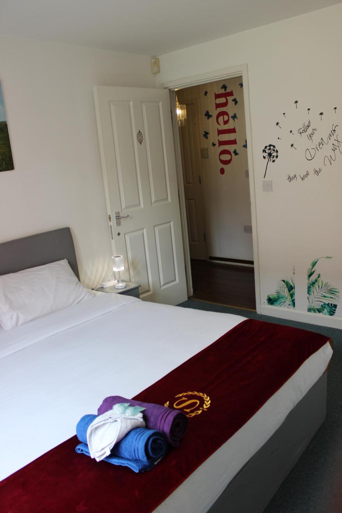 London 2 Bed 2 Bath Apartment Holiday Home - Free Parking - 3Min Walk To The Train Station - 19Min To London Liverpool Street 5Min To Victoria Line 1Gb Broadband Super Fast Internet Ground Floor 100S Of Shops Restaurants Bakeries 24-Hour Asda Superst Kültér fotó