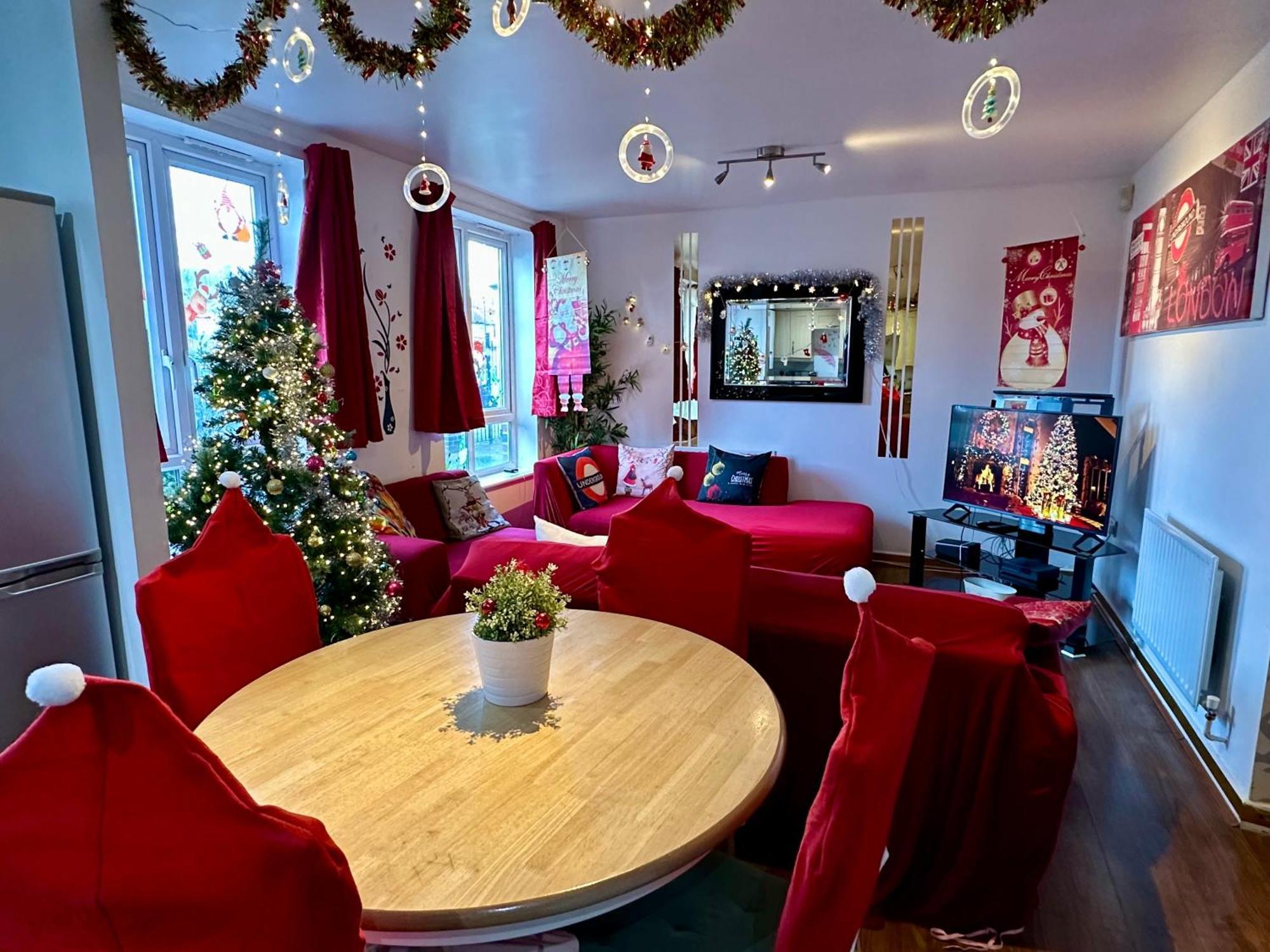 London 2 Bed 2 Bath Apartment Holiday Home - Free Parking - 3Min Walk To The Train Station - 19Min To London Liverpool Street 5Min To Victoria Line 1Gb Broadband Super Fast Internet Ground Floor 100S Of Shops Restaurants Bakeries 24-Hour Asda Superst Kültér fotó
