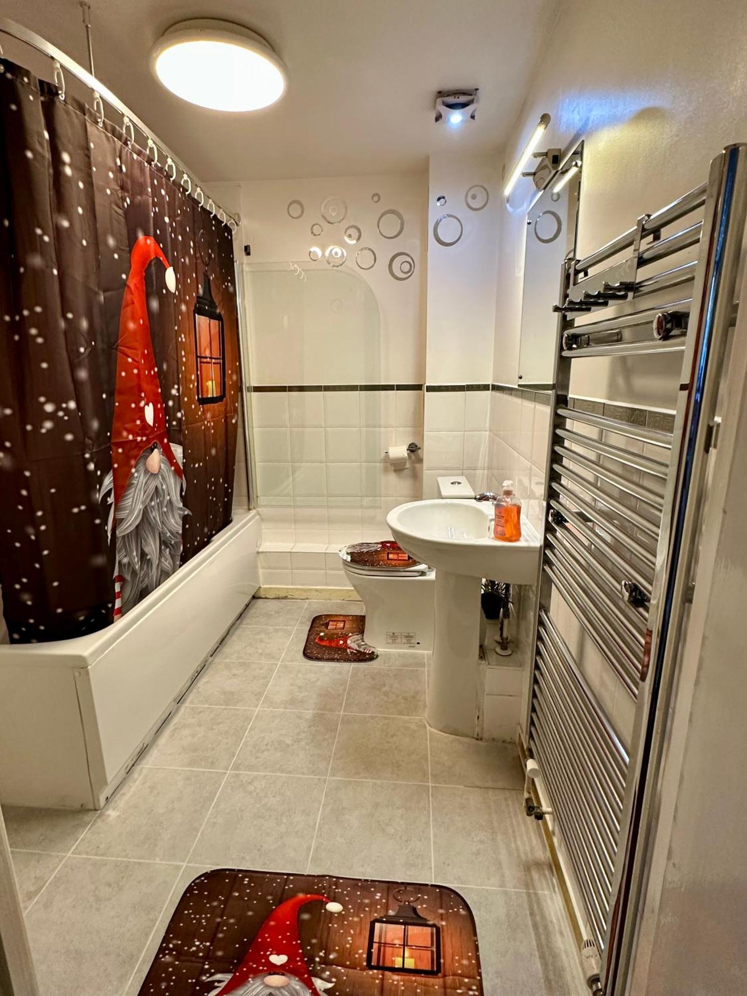 London 2 Bed 2 Bath Apartment Holiday Home - Free Parking - 3Min Walk To The Train Station - 19Min To London Liverpool Street 5Min To Victoria Line 1Gb Broadband Super Fast Internet Ground Floor 100S Of Shops Restaurants Bakeries 24-Hour Asda Superst Kültér fotó