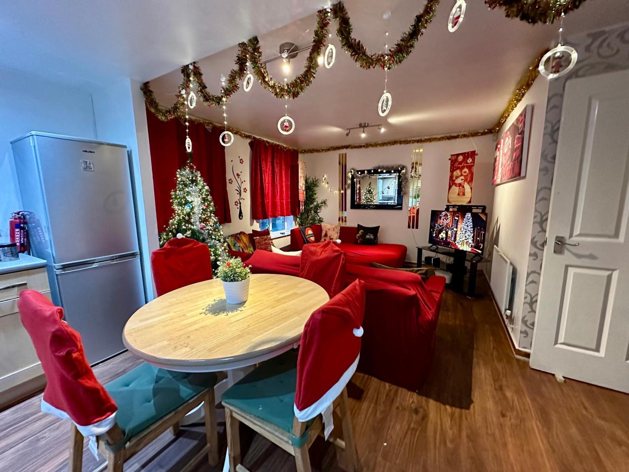 London 2 Bed 2 Bath Apartment Holiday Home - Free Parking - 3Min Walk To The Train Station - 19Min To London Liverpool Street 5Min To Victoria Line 1Gb Broadband Super Fast Internet Ground Floor 100S Of Shops Restaurants Bakeries 24-Hour Asda Superst Kültér fotó