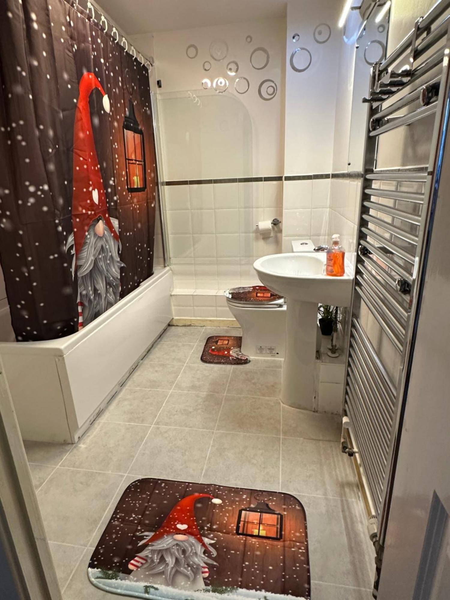 London 2 Bed 2 Bath Apartment Holiday Home - Free Parking - 3Min Walk To The Train Station - 19Min To London Liverpool Street 5Min To Victoria Line 1Gb Broadband Super Fast Internet Ground Floor 100S Of Shops Restaurants Bakeries 24-Hour Asda Superst Kültér fotó