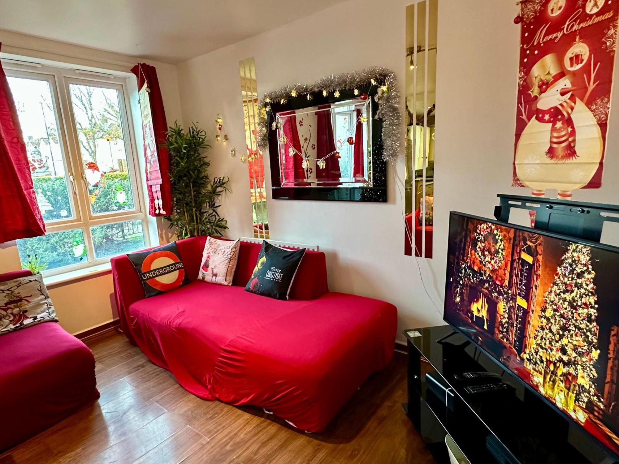 London 2 Bed 2 Bath Apartment Holiday Home - Free Parking - 3Min Walk To The Train Station - 19Min To London Liverpool Street 5Min To Victoria Line 1Gb Broadband Super Fast Internet Ground Floor 100S Of Shops Restaurants Bakeries 24-Hour Asda Superst Kültér fotó