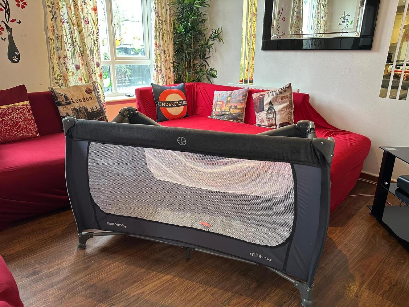 London 2 Bed 2 Bath Apartment Holiday Home - Free Parking - 3Min Walk To The Train Station - 19Min To London Liverpool Street 5Min To Victoria Line 1Gb Broadband Super Fast Internet Ground Floor 100S Of Shops Restaurants Bakeries 24-Hour Asda Superst Kültér fotó
